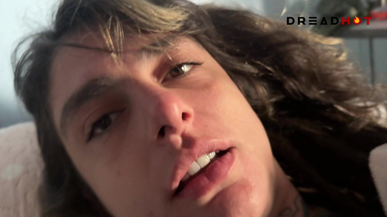 Dread Hot: M-am trezit excitat și m-am masturbat, prietenul meu era în cameră. Partea 1