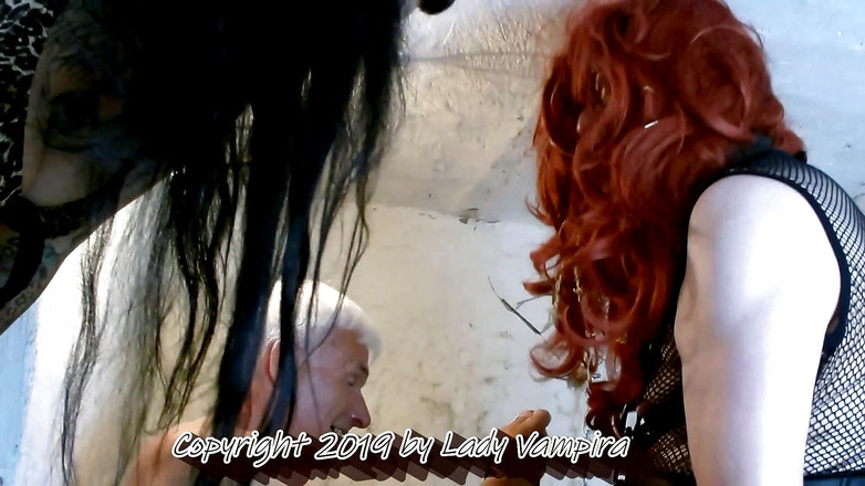Domina Lady Vampira Guys Only: Levná děvka Část 4 - Oblékání do žijícího otroka