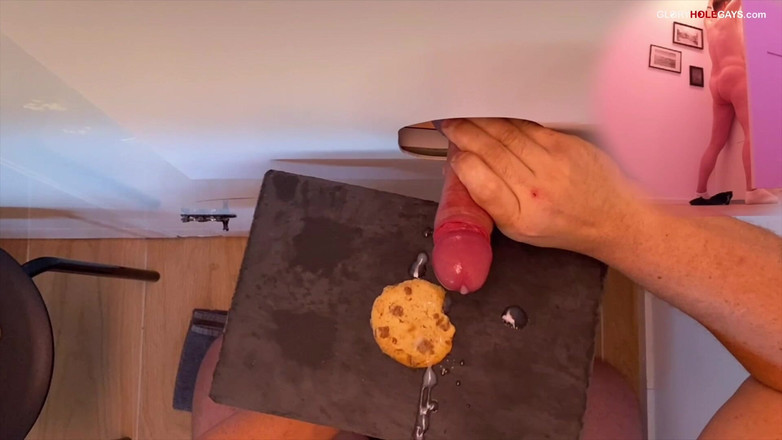 GLORYHOLEGAYS: Gloryhole táta stříká na sušenku - a polykám víc než to