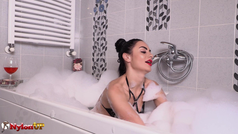 FootFetish Girls With Sex Toys and Nylons: Smyslná bohyně Ambra tě svádí ve vaně