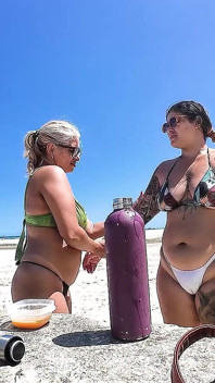 Falando Besteiras E Fazendo Esfoliação Na Praia Com Amiga Dai Belan