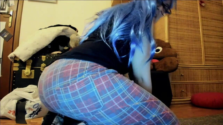 Nicoletta Embassi: Blue haired girl fart in your face
