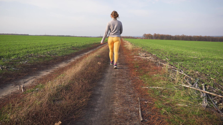 Teasecombo 4K: Women Walking Outdoors in Tight Yoga Pants