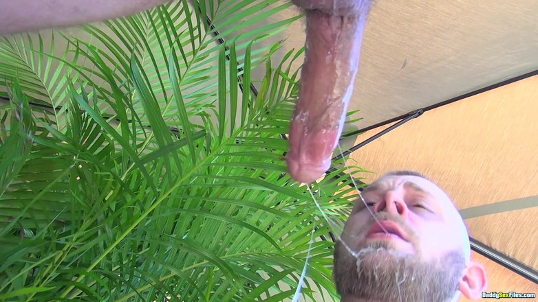 Daddy Sex Files: Adorazione del pene a bordo piscina