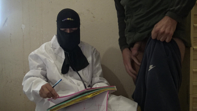 Souzan Halabi: Doctorița musulmană obraznică îi face o labă unuia dintre pacienții ei