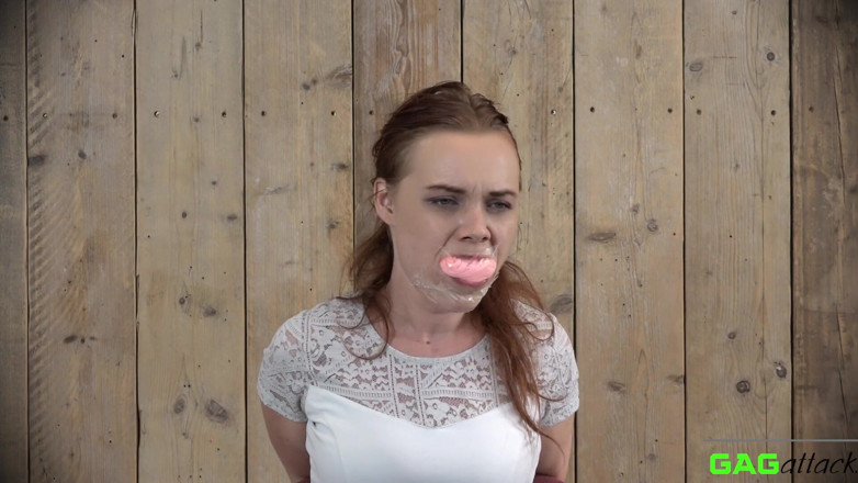 Gag Attack: Roxy - tegaderm tape amordazada