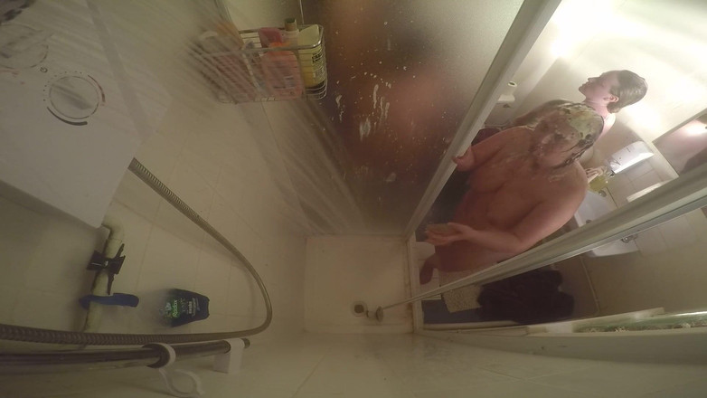 Gunked up girls: デヴォン、レイガン、サラ・ジェーンがBTSにシャワーを浴びる