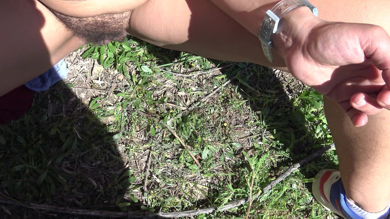 Stepmom Susan: 누드 해변 감시자 내가 그 앞에서 오줌을 싸기 시작했을 때 충격을 받았다