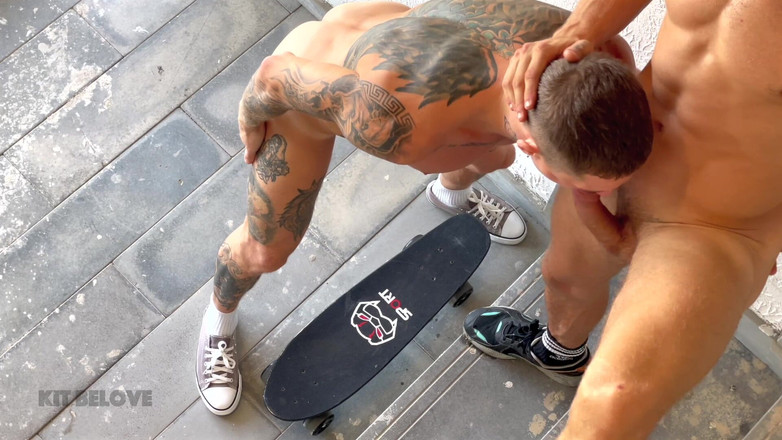 Kit Belove: Ele é skatista em uma escada de incêndio.