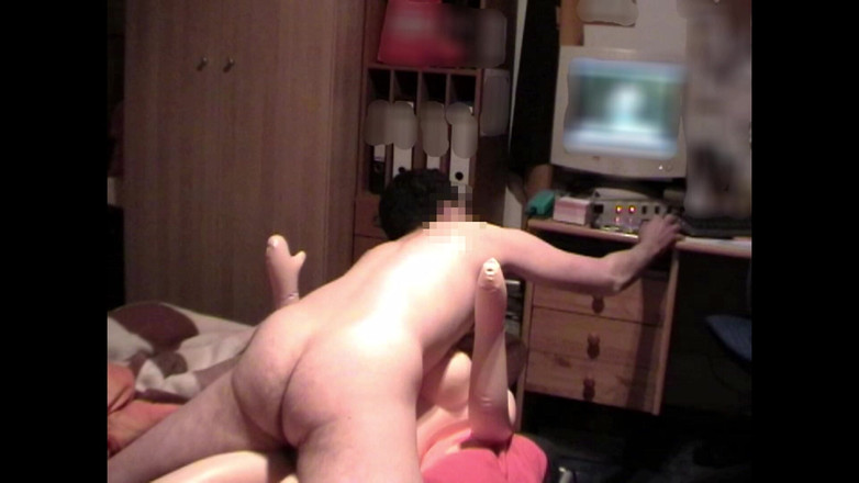 Mark Hannes: Sexdoll - Masturbare cu futai în patul meu