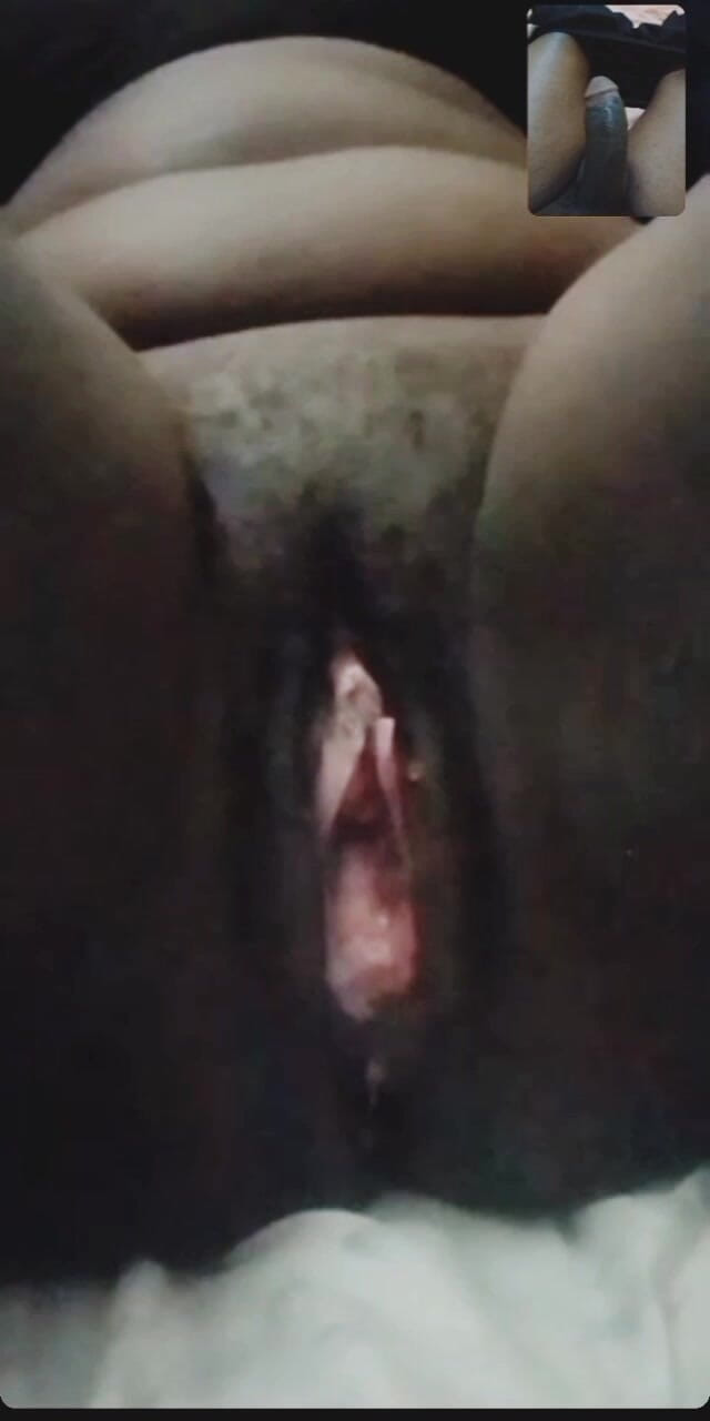 Me and my new slut: 흑인 늙은 새엄마는 화상 통화로 자위를 즐기세요