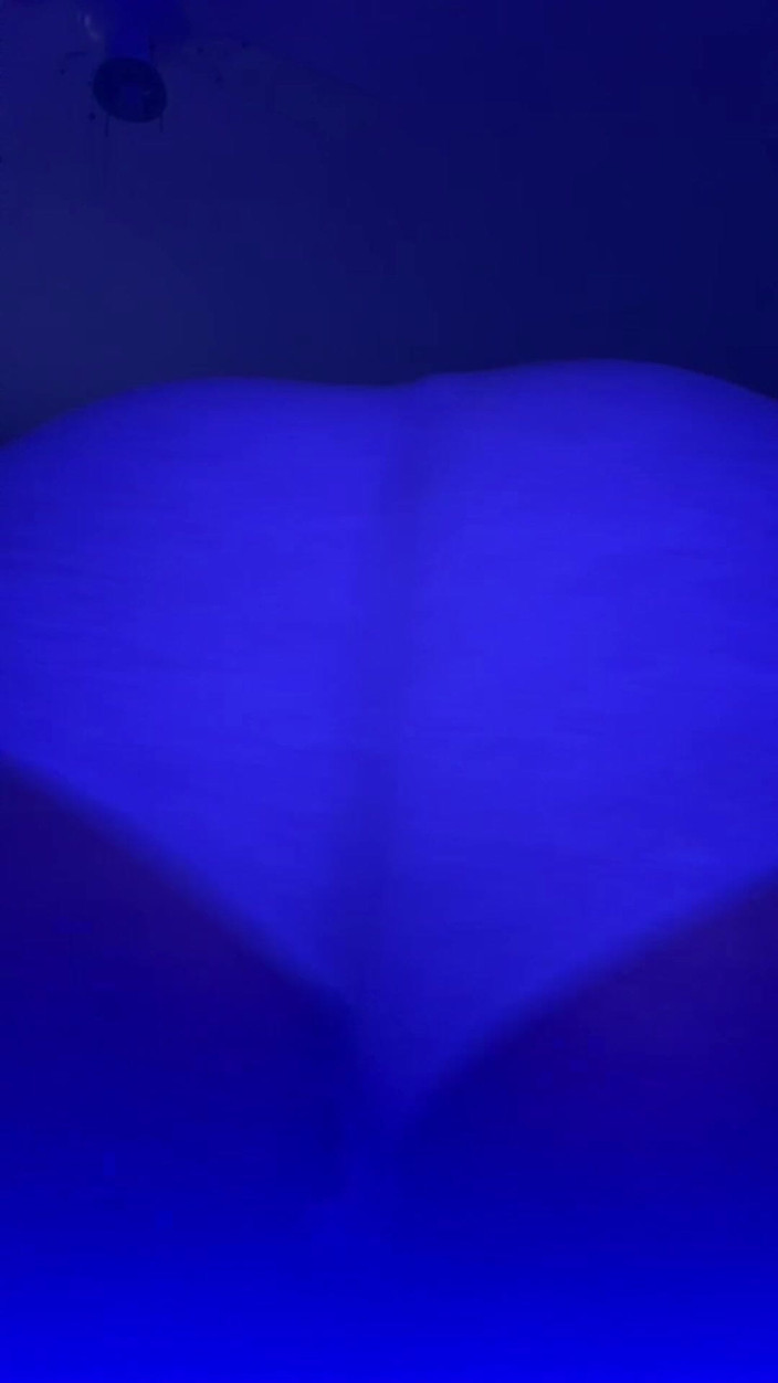 Amber Monae: Big Booty Twerking in Blue Light