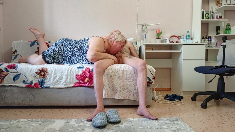 Zona901: Stiefmutter lutscht schwanz und bekommt sperma in den hals