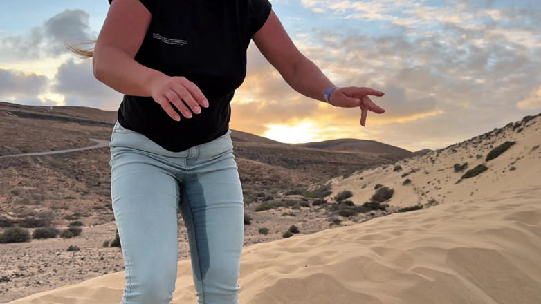 Emma Voyeur: Stuck in the Sand - I Wet My Jeans While Trapped