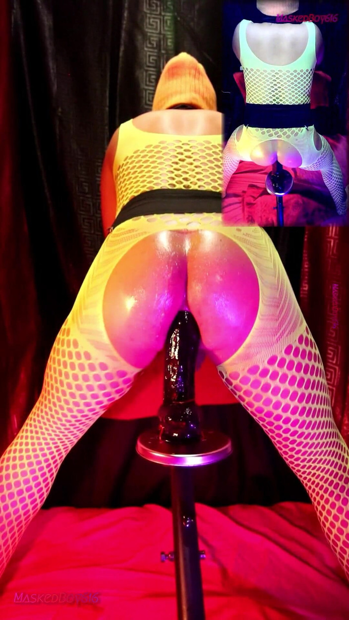 Maskedboy616: Memantulkan Pantatku, Dalam Pakaian Dalam Fluoresen Kuning 1