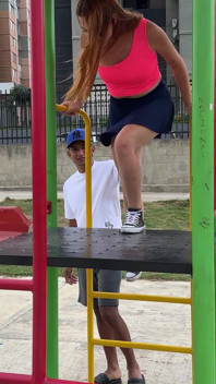 Encuentro a Una Desconocida Aburrida En El Parque, La Invito a Mi Apartamento Para Des Aburrirla, Termino Metiendole Mi Polla.