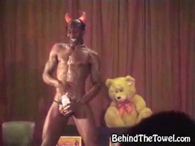 Behind The Towel: Penari telanjang hitam seksi devilishly