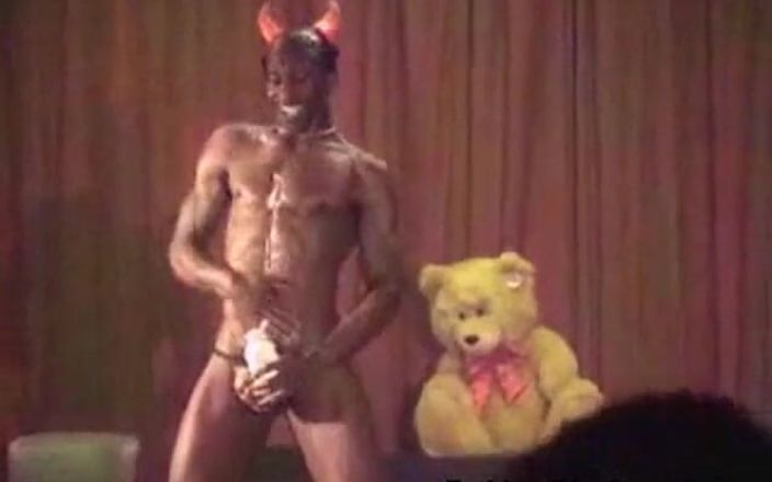 Behind The Towel: Duivelse sexy zwarte stripper