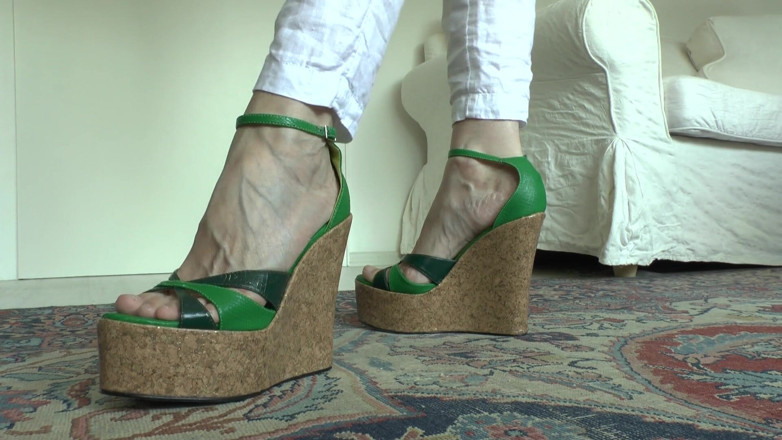 Lady Victoria Valente: Kil-heel sandal fashion show för dig! Sperma i dina byxor!...