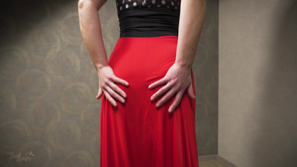 Teasecombo 4K: Gorąca milf w obcisłej sukience dokucza widoczna linia majtek