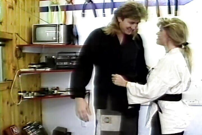 Vintage Life: Karate babe succhia il cazzo del suo insegnante dopo le...