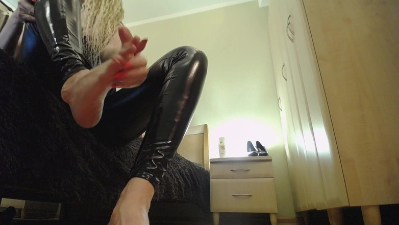 BadAssBitch: मेरे पसीने से तर पैर चाटो, हारे हुए!