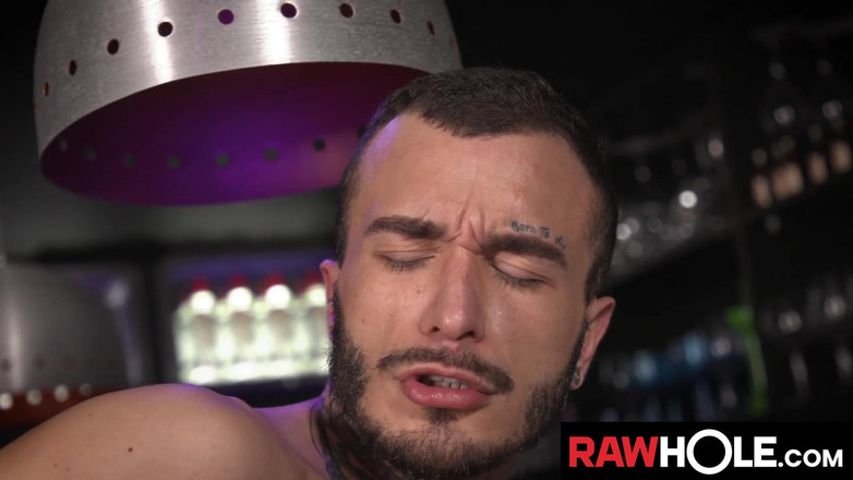 Raw Hole: 젖가슴을 빠는 젖가슴