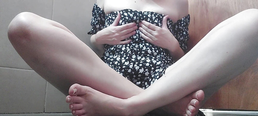 Flor_latina: オーガズムに運指白人少女