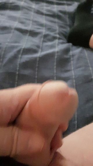 Pellefnatt: Aku berbaring dan membelai penisku dan mengocoknya dengan panjang