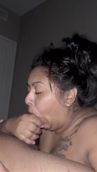La reine Monica taille une pipe baveuse et se fait recouvrir le visage de sperme