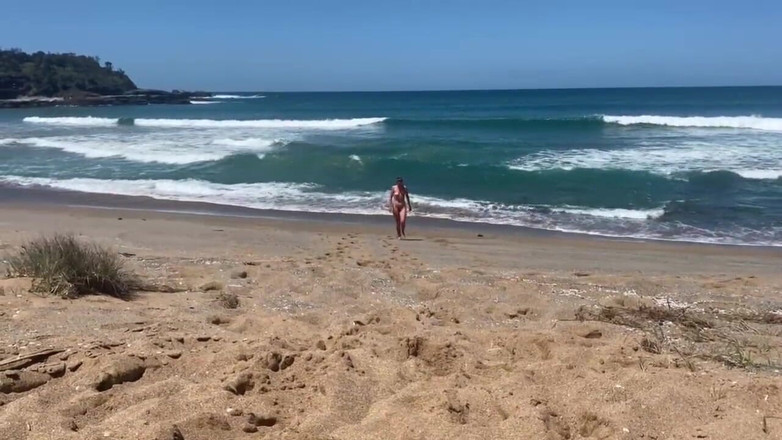 AmateurOzzyCouple: 熟女の妻がビーチでフルヌードになる