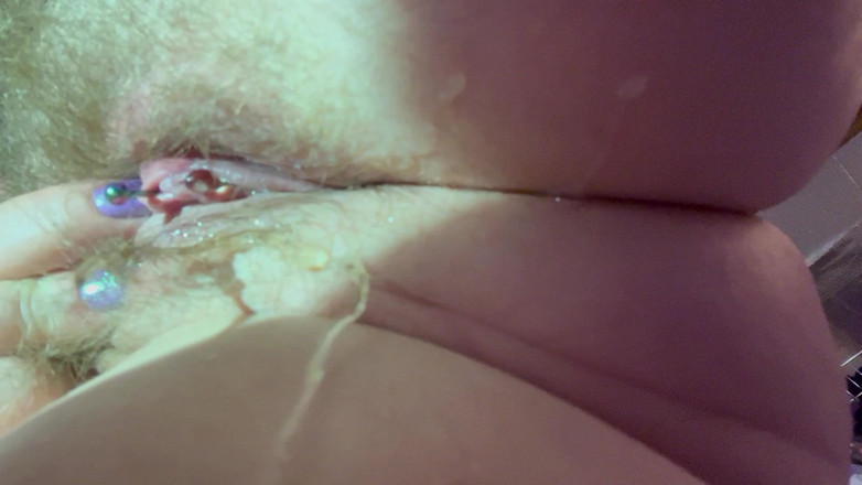 MistressWriggler: 私の電話全体に小便が注がれるまで私のクリトリスバーで遊んでください