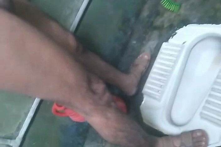 Noreen sadia: Masaje para mi polla y paja luego mear en el...