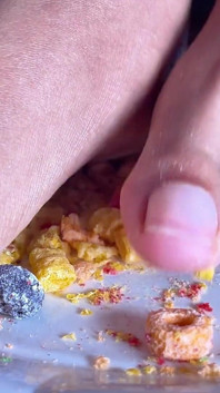 Tante seksi bikin kamu sarapan pagi dengan kakinya