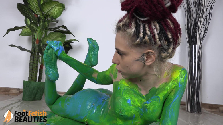 Foot Fetish HD: 집에서 문신을 한 겸둥이 연인의 다채로운 요가