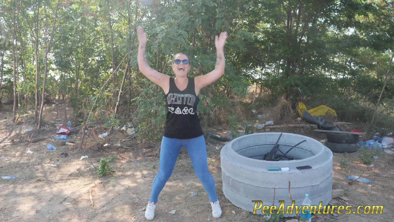 Pee Adventures: Mijando em seus jeans enquanto exercita ao ar livre