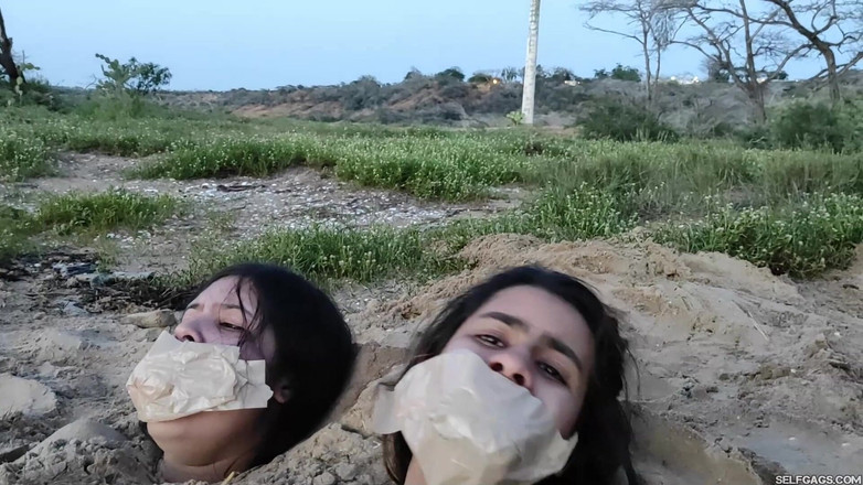 Selfgags Latina Bondage: Von den strandschlampen begraben!