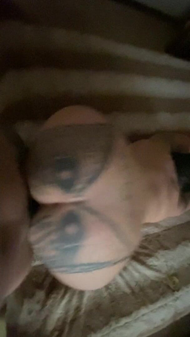 MzKiTTy91: Белая девушка с большой шикарной задницей, милфа-жена принимает трах раком