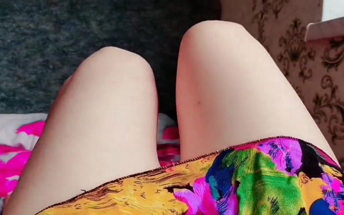 Ladyboy Kitty: Sevimli ladyboy bacaklarını seviyor musun, sonra bunu 0.5 hızda izle. Bacakları...