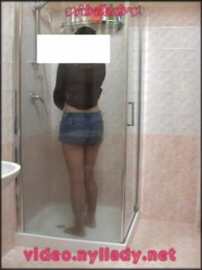 Nyllady: La duș cu ciorapi