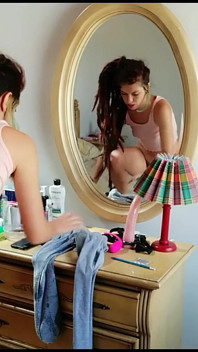I Accidentally Pee Myself in Gray Leggins While Putting Makeup on