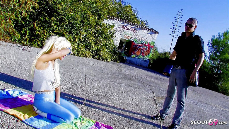 Full porn collection: 야외에서 일광욕을 즐기는 발정난 마른 십대 Stacy를 방해하는 배다른 오빠