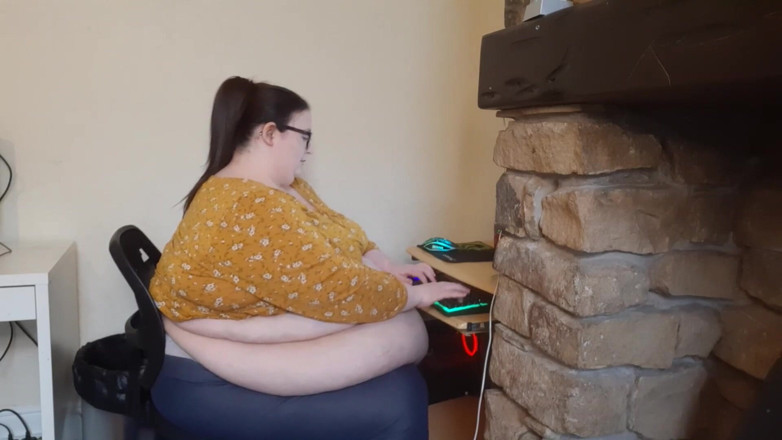 SSBBWLadyBrads: The fattest girl at work - struggles