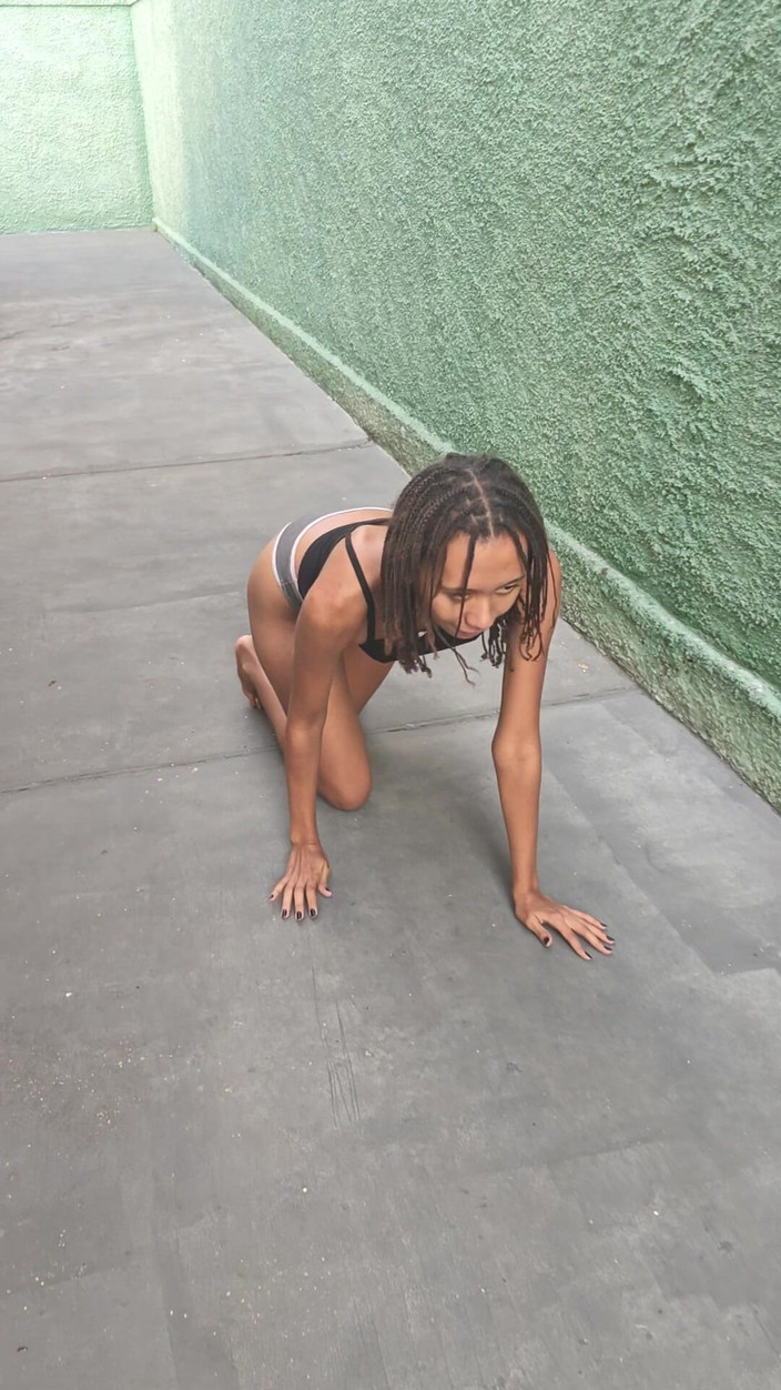 Lily Slav: Fată care se în chiloți