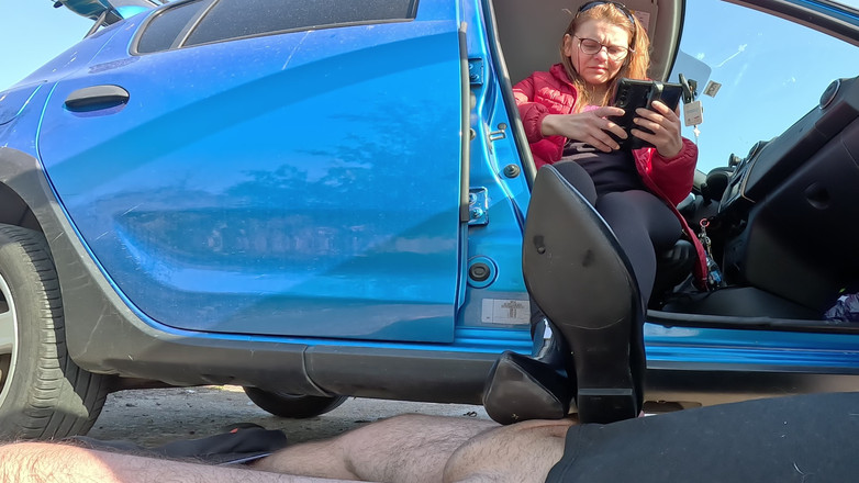 Mistressyammyboots: Поцілуй мої милі чоботи посеред природи