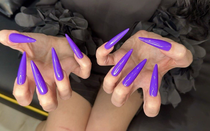 Julia domaina: Нові довші форми та новий фіолетовий колір, оптимування, довгі гнучкі пальці, широкі долоні, дряпання шкіри, шовкова блузка та вузька спідниця