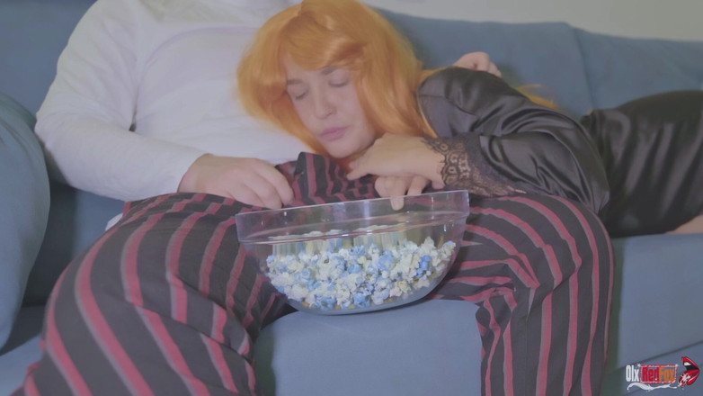 OlxRedFox: La matrigna inizia a succhiare il mio cazzo mentre guardo...