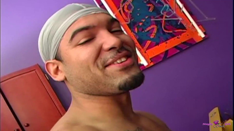 Naughty Black Girls: Tato černá královna Roxy je opravdu dobrá v deepthroating a získávání...