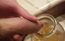 eighteentwink: 在罐子里撒尿来炫耀我所有的金黄色液体，因为你们中的一个人让我