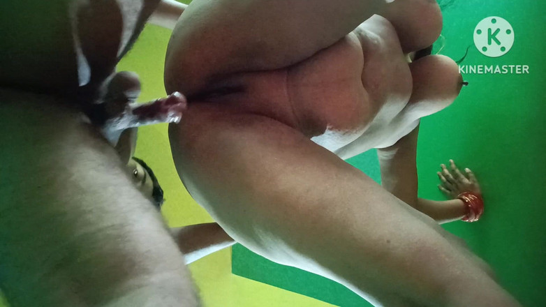 Latifah1234: 18岁的继女与丰满的继母一起受苦，她和她的情人做爱并和继子在早上做爱